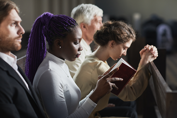 group-of-people-praying-671x447